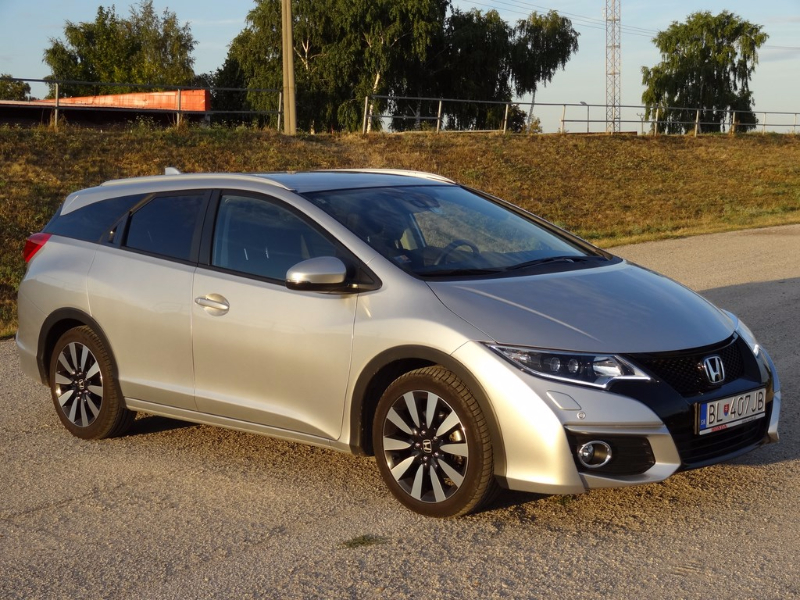 Dvojtest Civic a Civic Tourer