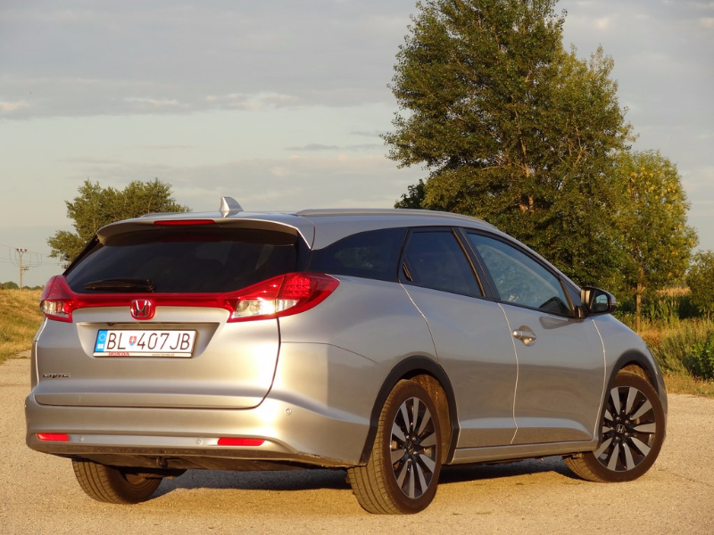 Dvojtest Civic a Civic Tourer