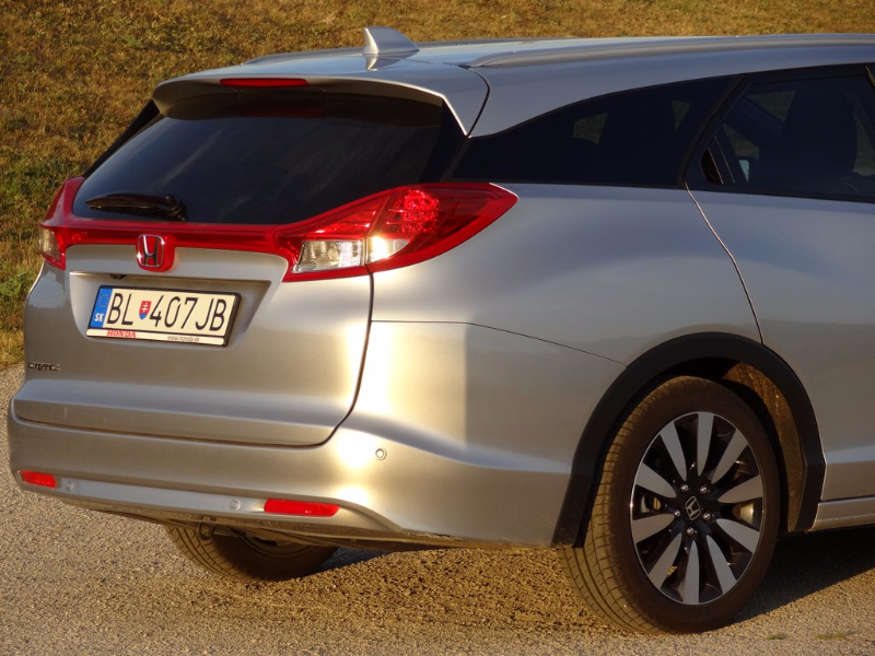 Dvojtest Civic a Civic Tourer