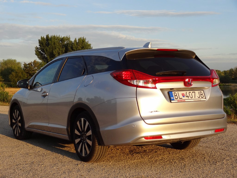 Dvojtest Civic a Civic Tourer