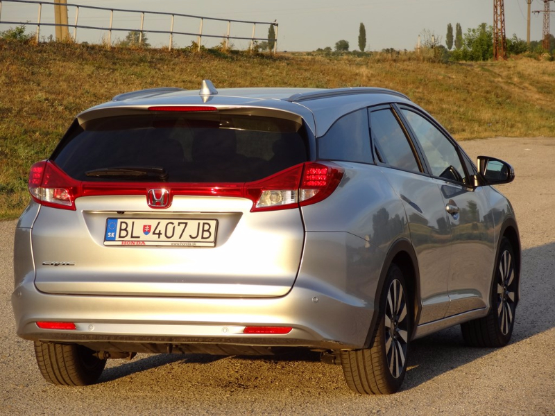 Dvojtest Civic a Civic Tourer