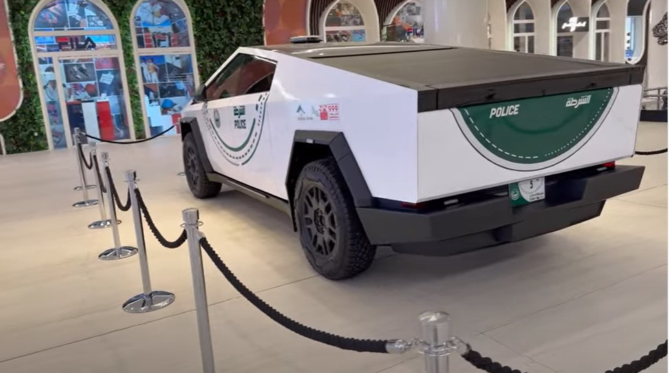 Futuristická flotila dubajskej polície sa rozrastá a Teslu Cybertruck