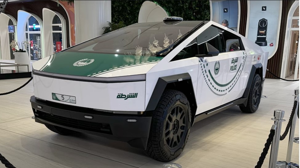 Futuristická flotila dubajskej polície sa rozrastá a Teslu Cybertruck