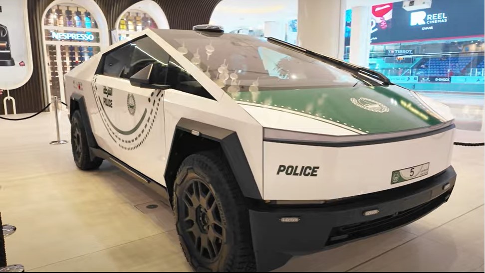 Futuristická flotila dubajskej polície sa rozrastá a Teslu Cybertruck