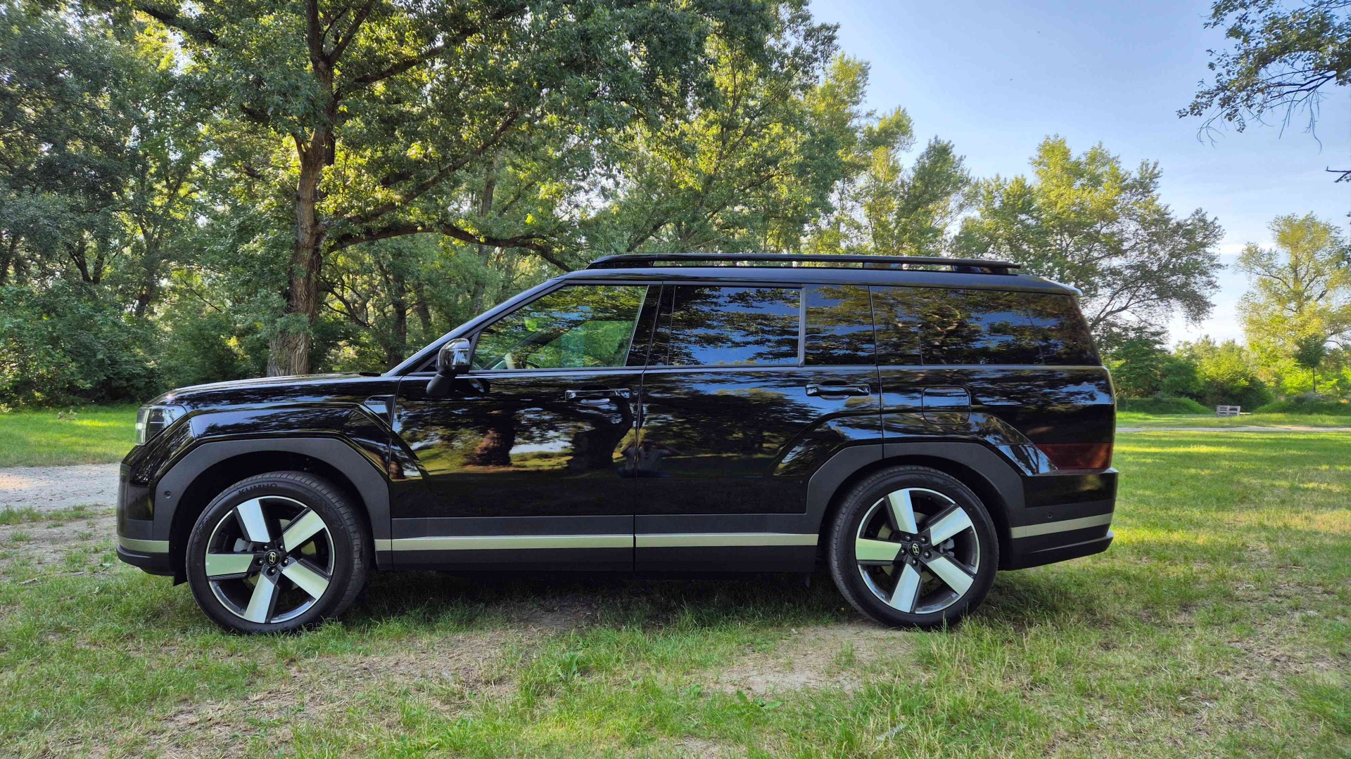 Test Hyundai Santa Fe HEV 4x4: Pixelová odvaha, rodinný luxus a sila všetkých kolies