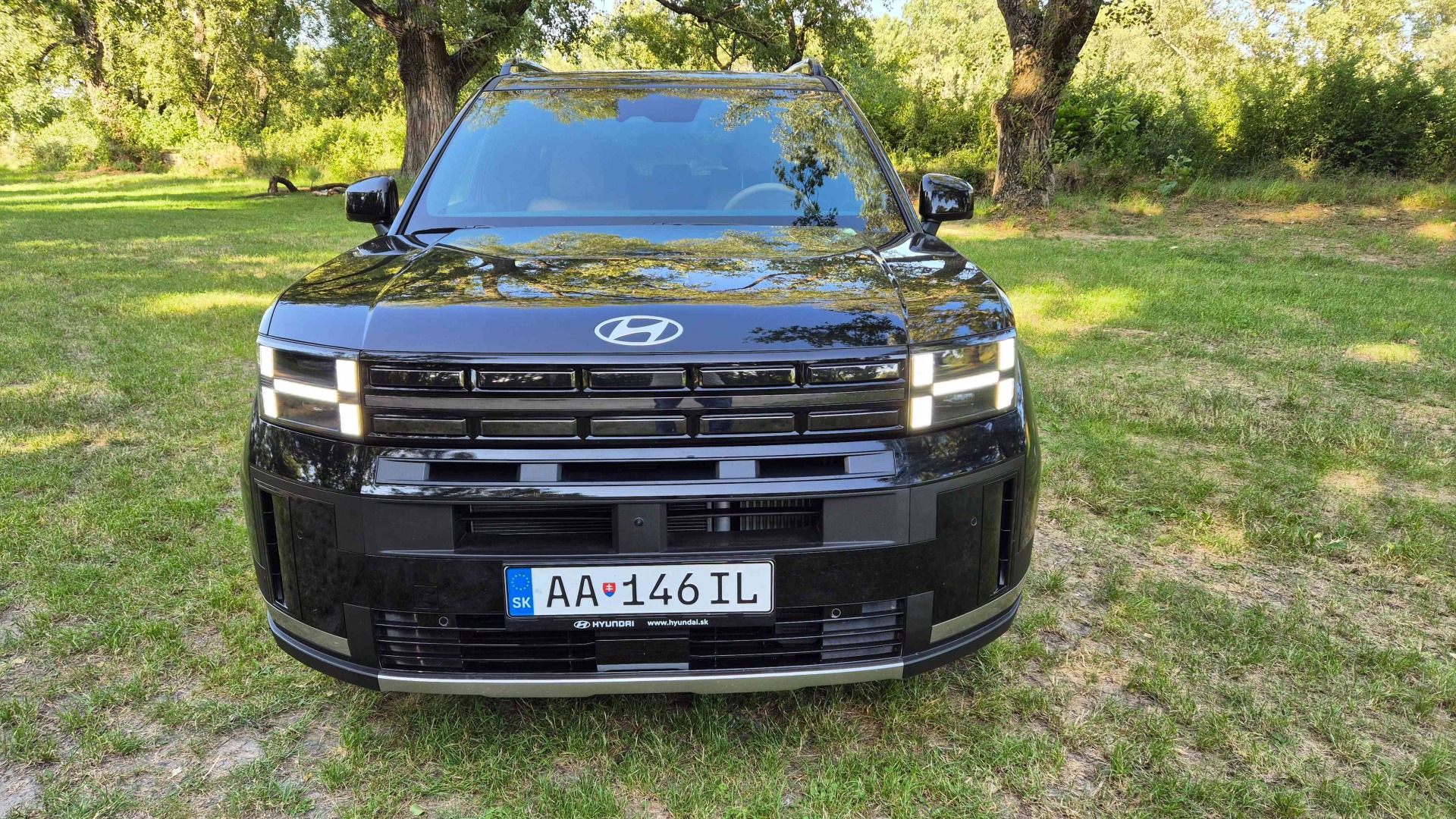 Test Hyundai Santa Fe HEV 4x4: Pixelová odvaha, rodinný luxus a sila všetkých kolies