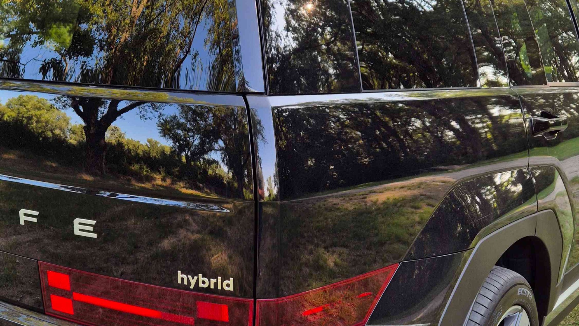Test Hyundai Santa Fe HEV 4x4: Pixelová odvaha, rodinný luxus a sila všetkých kolies